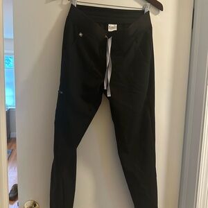 Figs women’s Zamora Black Jogger scrubs